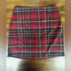 Women’s mini skirt size 9. Zip up.